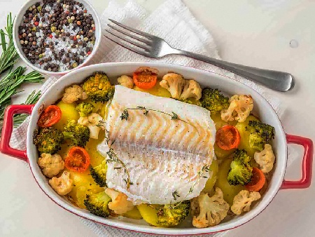 Запечена риба треска (или хек) със зеленчуци - картофи, броколи и карфиол на фурна  - снимка на рецептата